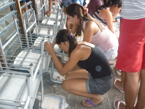 Retirada dos chicletes das cadeiras