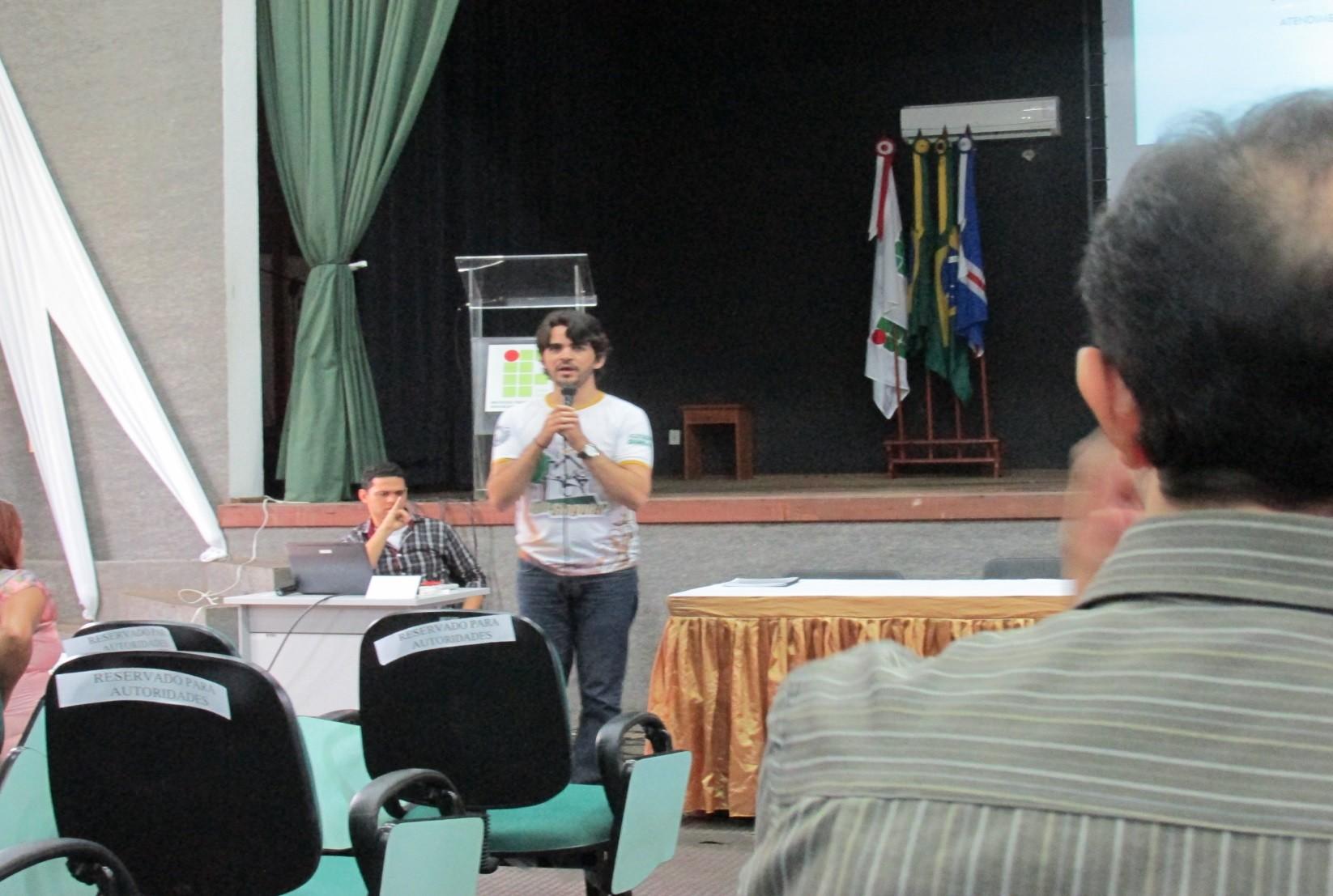 Professor do AEE proferindo a palestra.