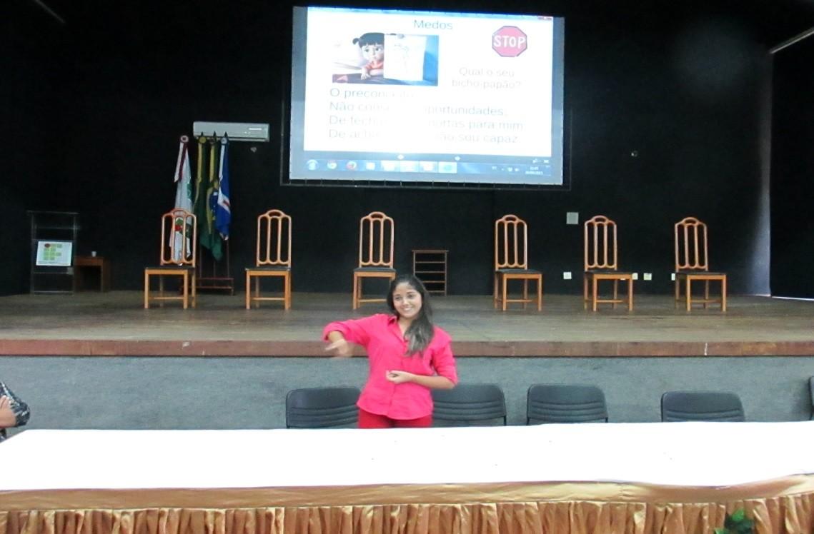 Bruna Fenelon, aluna surda do Liceu de Iguatu, relatando a sua experiência.